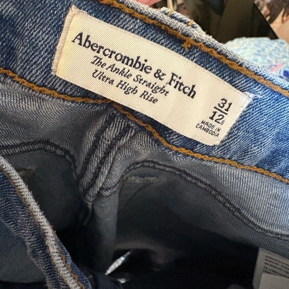 Abercrombie & Fitch Ankle Straight Ultra High Rise Distressed LightWash 12 Short - Picture 2 of 5